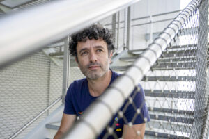 El director Rodrigo Sorogoyen habla, en una entrevista con EFE en el cierre del Festival de Cine de Santander, del miedo de la sociedad a perder sus privilegios y de la responsabilidad que tiene de denunciar y conmover. EFE/Pedro Puente Hoyos