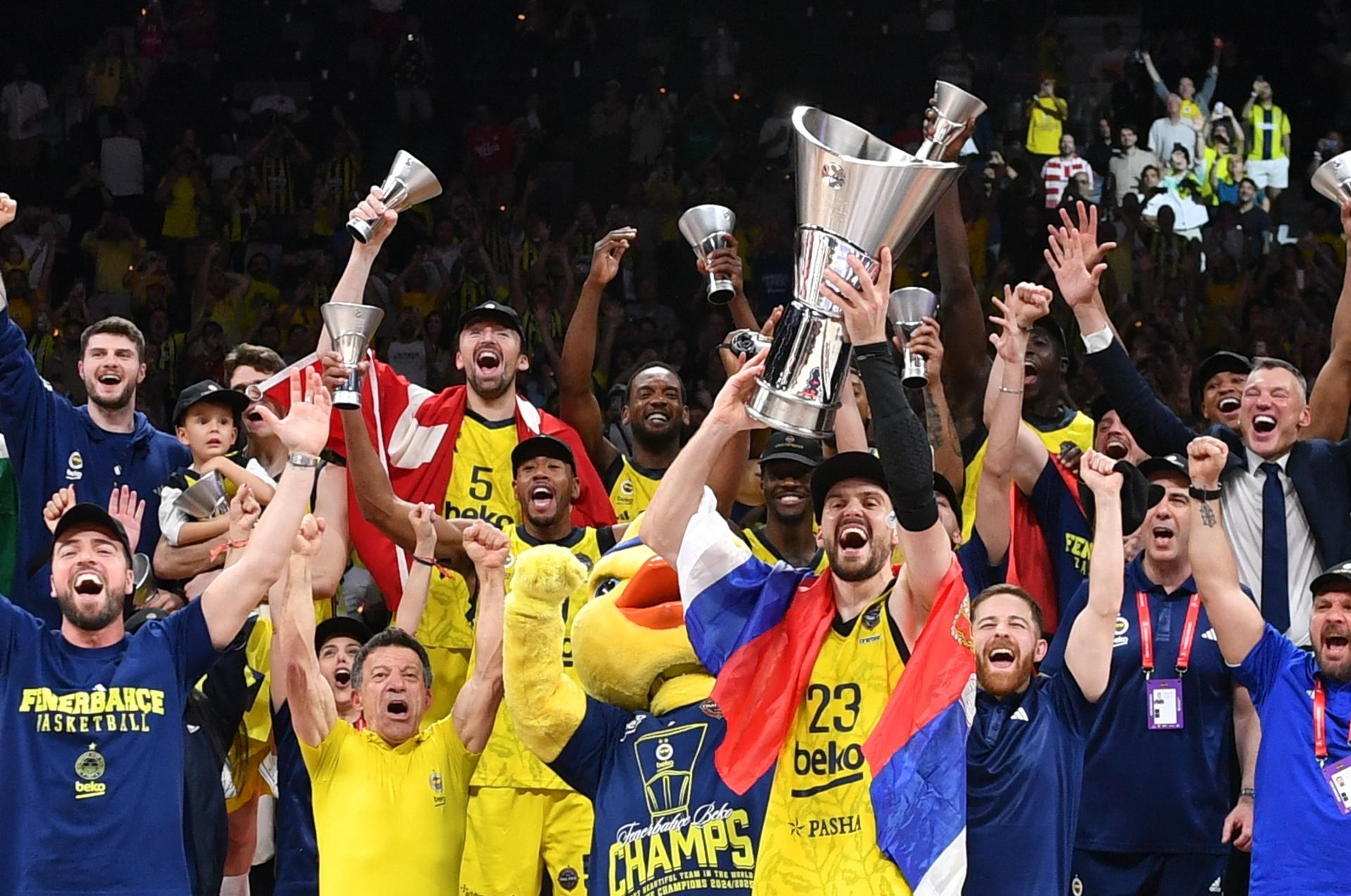 Los jugadores del Fenerbahce celebran la Euroliga 2025 en Abu Dabi el pasado 25 de mayo. EFE/EPA/RYAN LIM