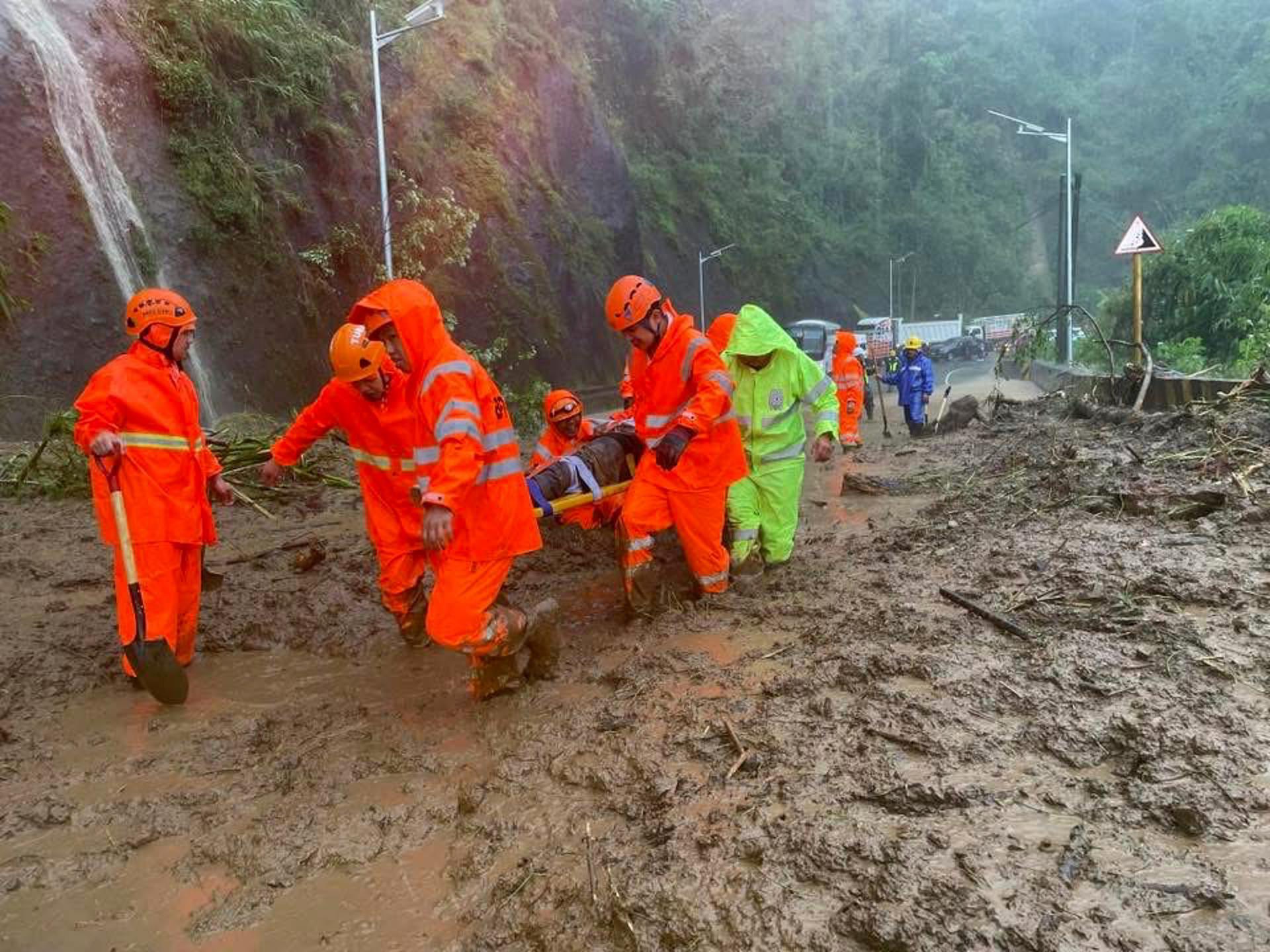 Tuba (Philippines), 22/09/2025.- A handout photo made available by Tuba Public Information Office (PIO) shows rescuers carrying a victim in the landslide-hit municipality of Tuba, Benguet province, Philippines, 22 September 2025. At least one motorist was killed and several were injured when a landslide occurred along a highway in Tuba, due to the Super Typhoon Ragasa, locally known as Nando, currently affecting the northern Philippines, according to Tuba Public Information Office. (deslizamiento de tierras, Filipinas) EFE/EPA/TUBA PUBLIC INFORMATION OFFICE HANDOUT HANDOUT EDITORIAL USE ONLY/NO SALES