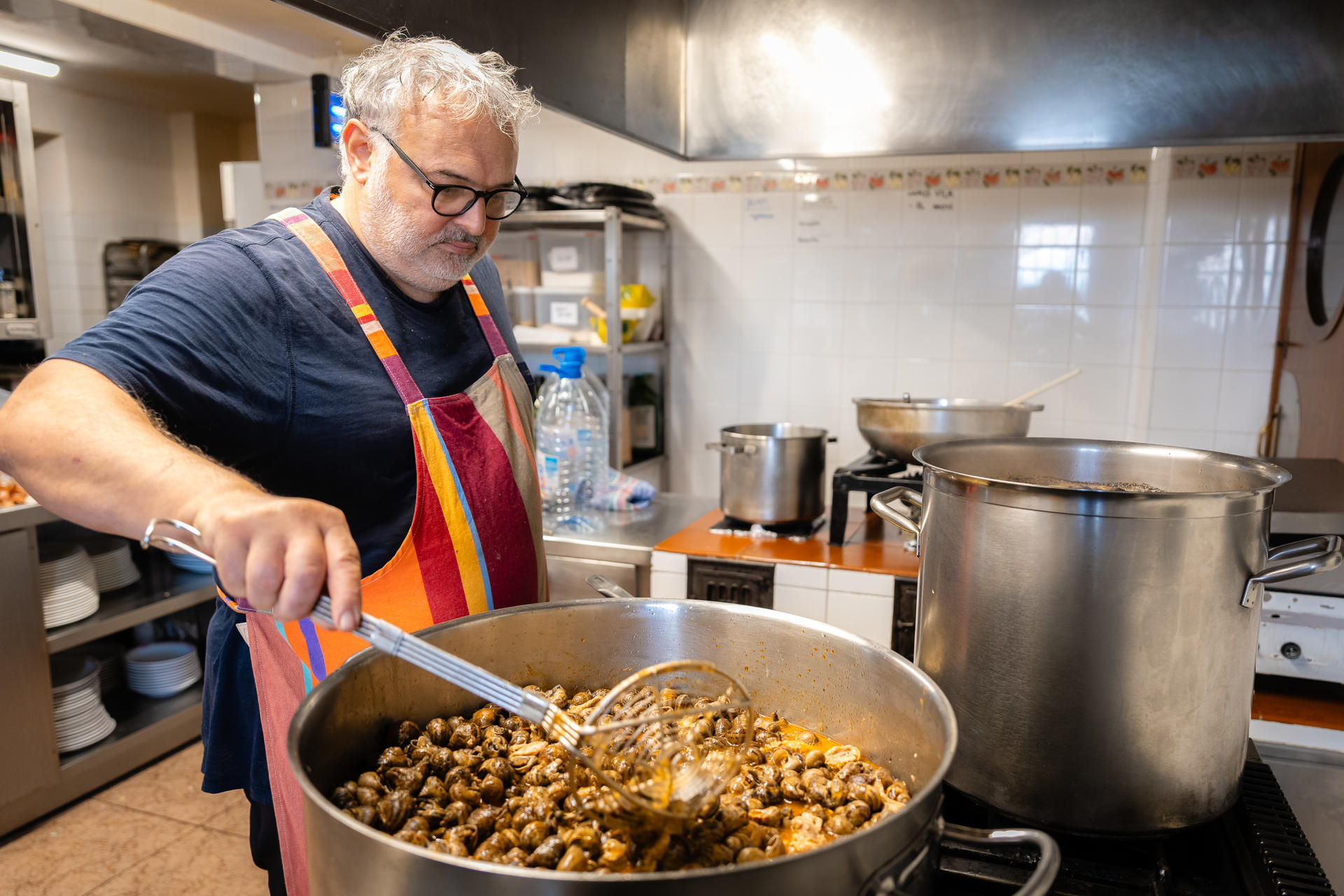 El chef Pere Arpa, que lució una estrella Michelin durante catorce años en una provincia tan vinculada a la alta cocina como Girona, acaba de reabrir en Palol de Revardit (Girona) Can Gelada, donde ofrece un menú diario de veinte euros y desde el cual critica la gastronomía "para ricos". EFE/David Borrat