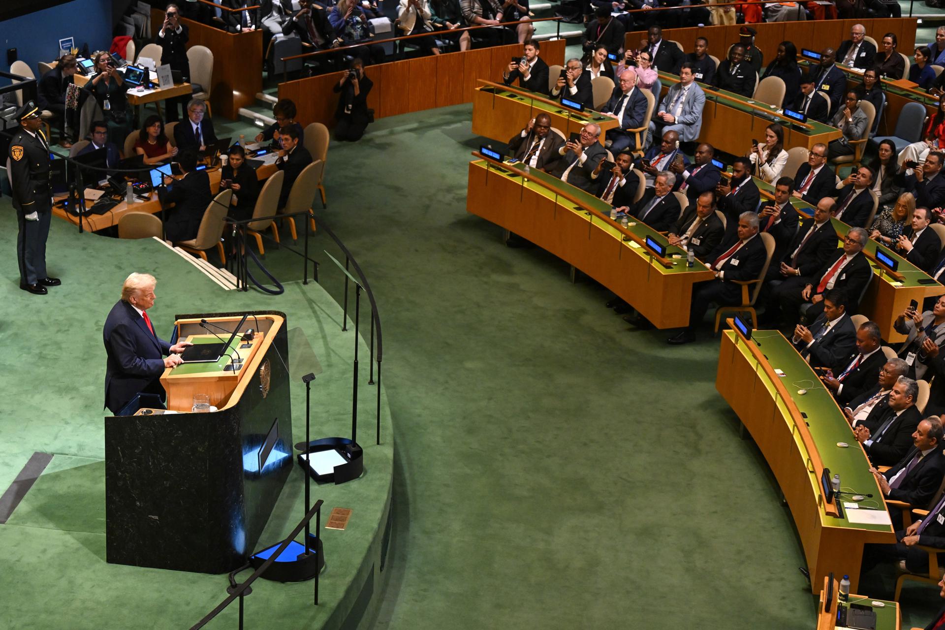 El presidente de Estados Unidos, Donald Trump, habla durante el debate general de la 80.ª sesión de la Asamblea General de las Naciones Unidas (AGNU) en la sede de las Naciones Unidas en Nueva York, el 23 de septiembre de 2025. EFE/LUKAS COCH