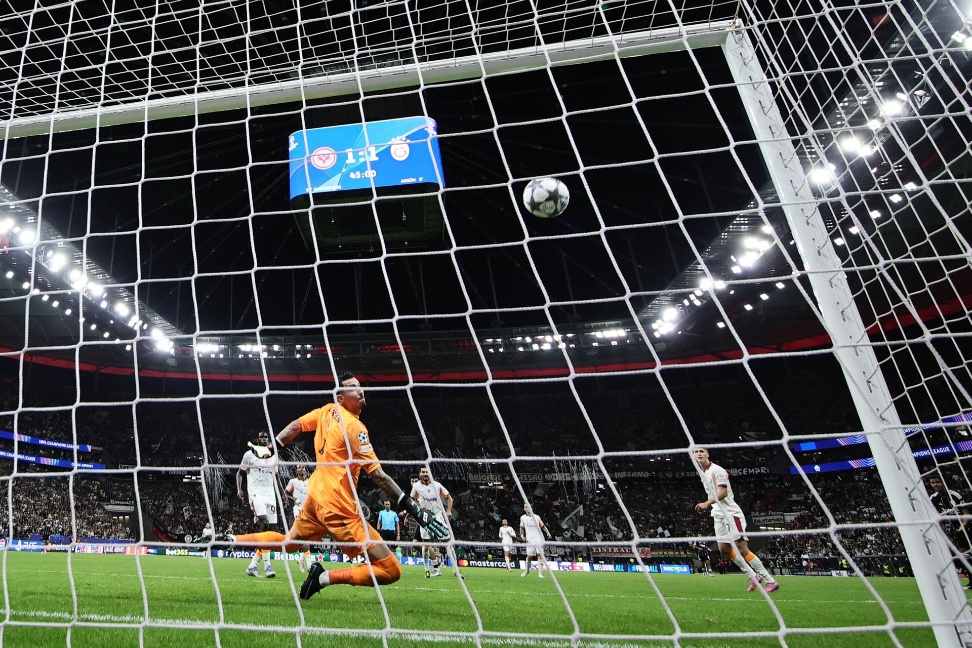 El portero del Galatasaray Ugurcan Cakiraray encaja el 3-1 en Frankfurt, Alemania. EFE/EPA/RONALD WITTEK
E
