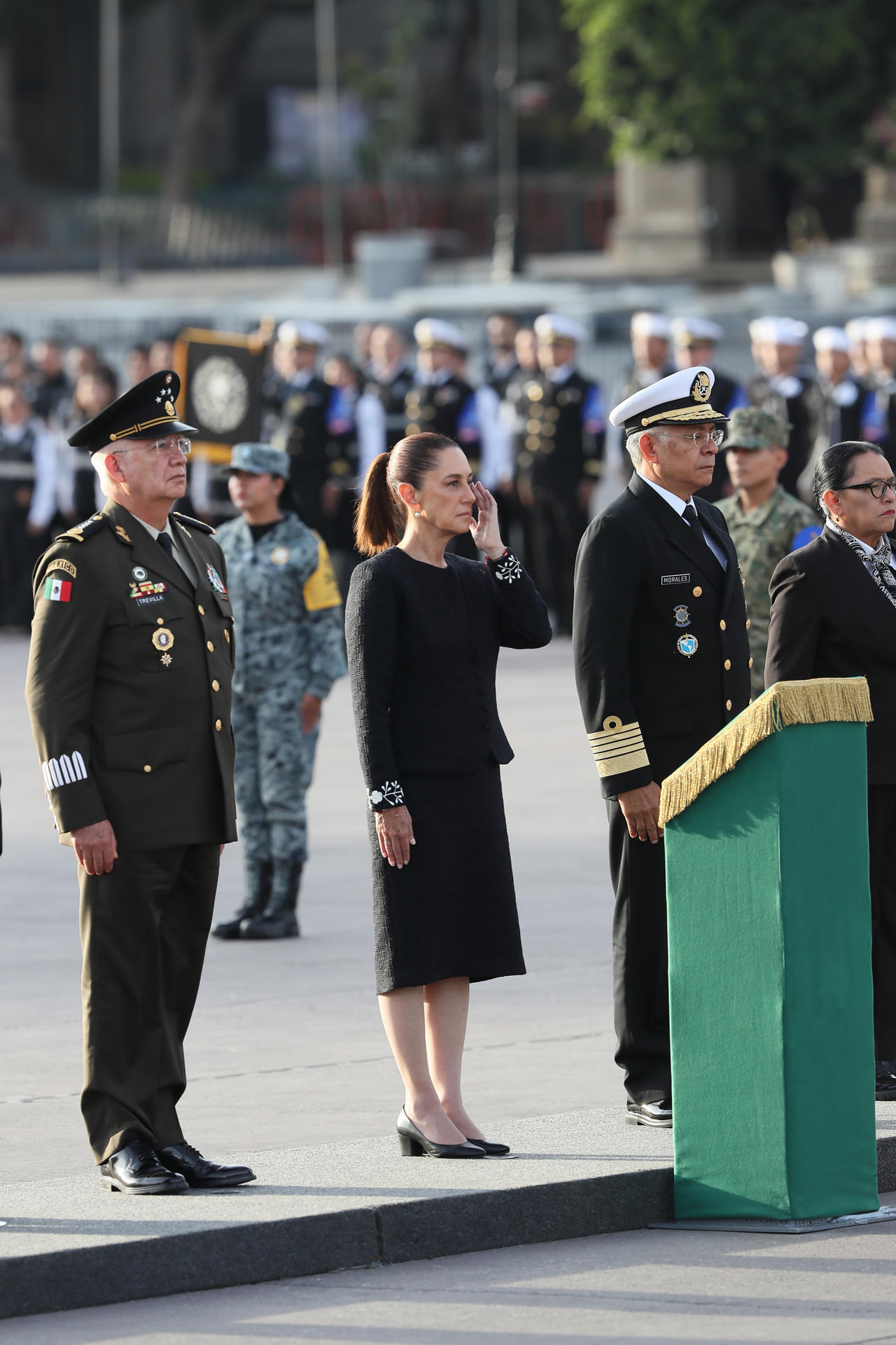 De izquierda a derecha, el secretario de la Defensa, Ricardo Trevilla Trejo, la presidenta de México, Claudia Sheinbaum, el secretario de la Marina, Raymundo Pedro Morales, y la secretaria de Gobernación, Rosa Icela Rodríguez, participan en una ceremonia en honor a las víctimas de los sismos de 1985 y 2017 este viernes, en la Plaza de la Constitución de Ciudad de México (México). EFE/ Mario Guzmán
