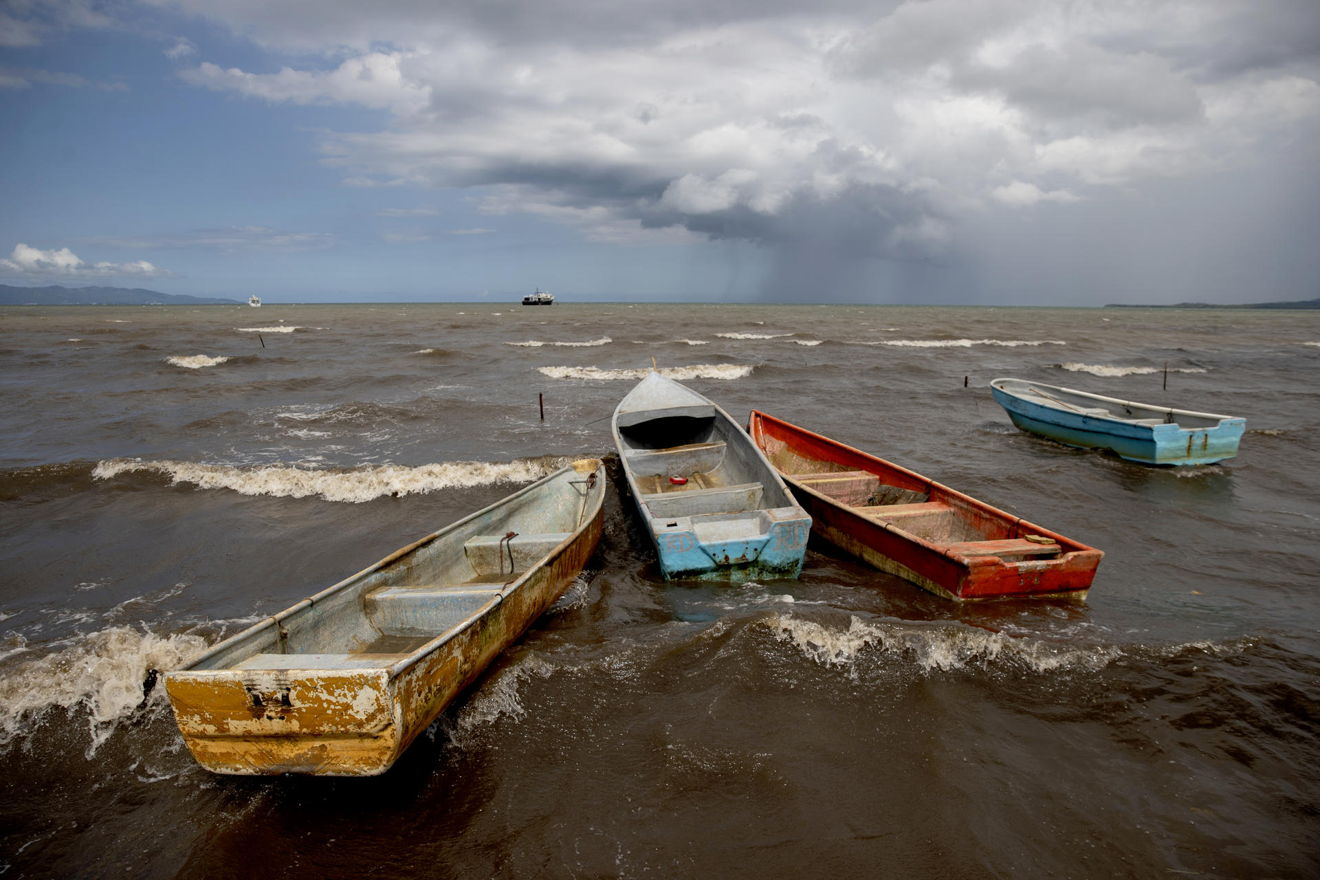 Vista general de un grupo de embarcaciones, en medio de un mar agitado, el pasado 1 de septiembre de 2025, en Sabana de la Mar (República Dominicana). EFE/Orlando Barría
