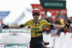 El ciclista danés del Visma Jonas Vingegaard celebra su victoria en la novena etapa de La Vuelta a España, de 195 kilómetros entre Alfaro y la estación de esquí de Valdezcaray, este domingo. EFE/ Javier Lizón