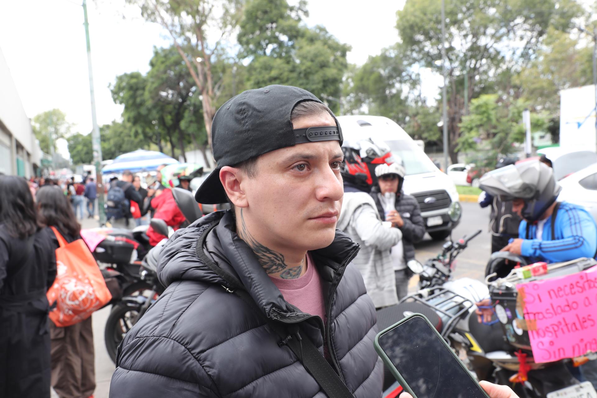 David Romero, hermano de Eduardo, lesionado por la explosión de un camión de gas en Iztapalapa, habla durante una entrevista afuera del Hospital Magdalena de las Salinas, en la Ciudad de México (México). EFE/ Mario Guzmán