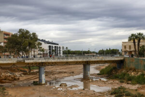 Barranco del Poyo en su paso por Paiporta, Valencia, este lunes. EFE/ Kai Försterling