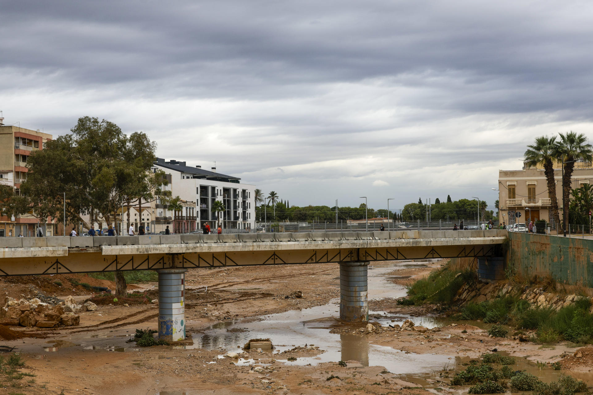 Barranco del Poyo en su paso por Paiporta, Valencia, este lunes. EFE/ Kai Försterling