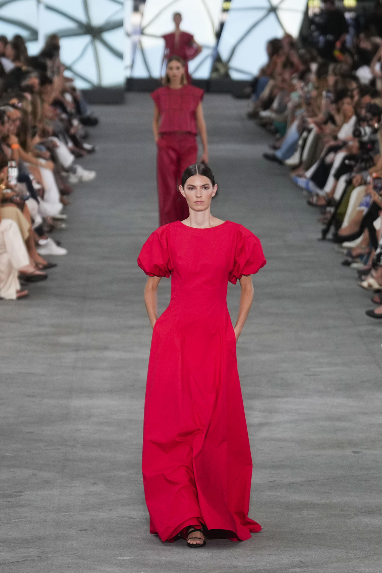 Desfile de la firma Simorra en el marco de la Mercedes-Benz Madrid Fashion Week, este miércoles, en la Galería de Cristal Palacio Cibeles, en Madrid. EFE/Borja Sanchez-Trillo