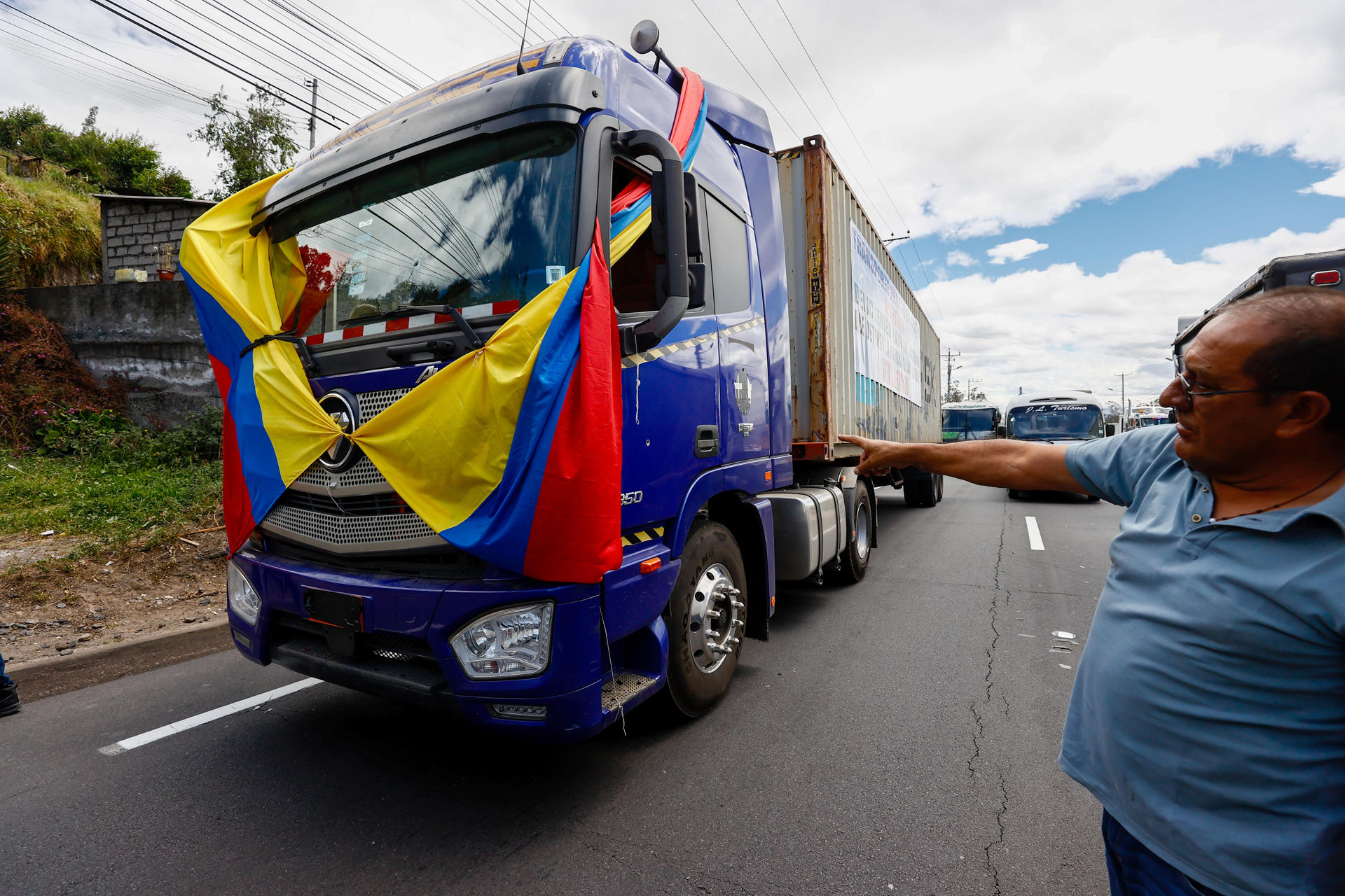 Fotografía de vehículos durante el bloqueo de una vía por la falta de seguridad este lunes, en el sector de Tambillo en Mejía (Ecuador). EFE/ José Jácome

