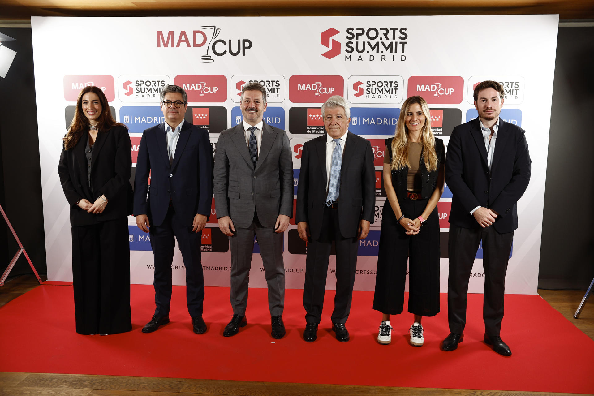 El presidente del Atlético de Madrid, Enrique Cerezo (3d); la concejala del Ayuntamiento de Madrid, Sonia Cea, y el consejero de Cultura, Turismo y Deportes de la Comunidad de Madrid, Mariano de Paco (3i), entre otros asistentes, a su llegada a la presentación de la Madcup 2026, en la que también se ha hecho balance de la primera edición Summit Madrid. EFE/Rodrigo Jiménez

