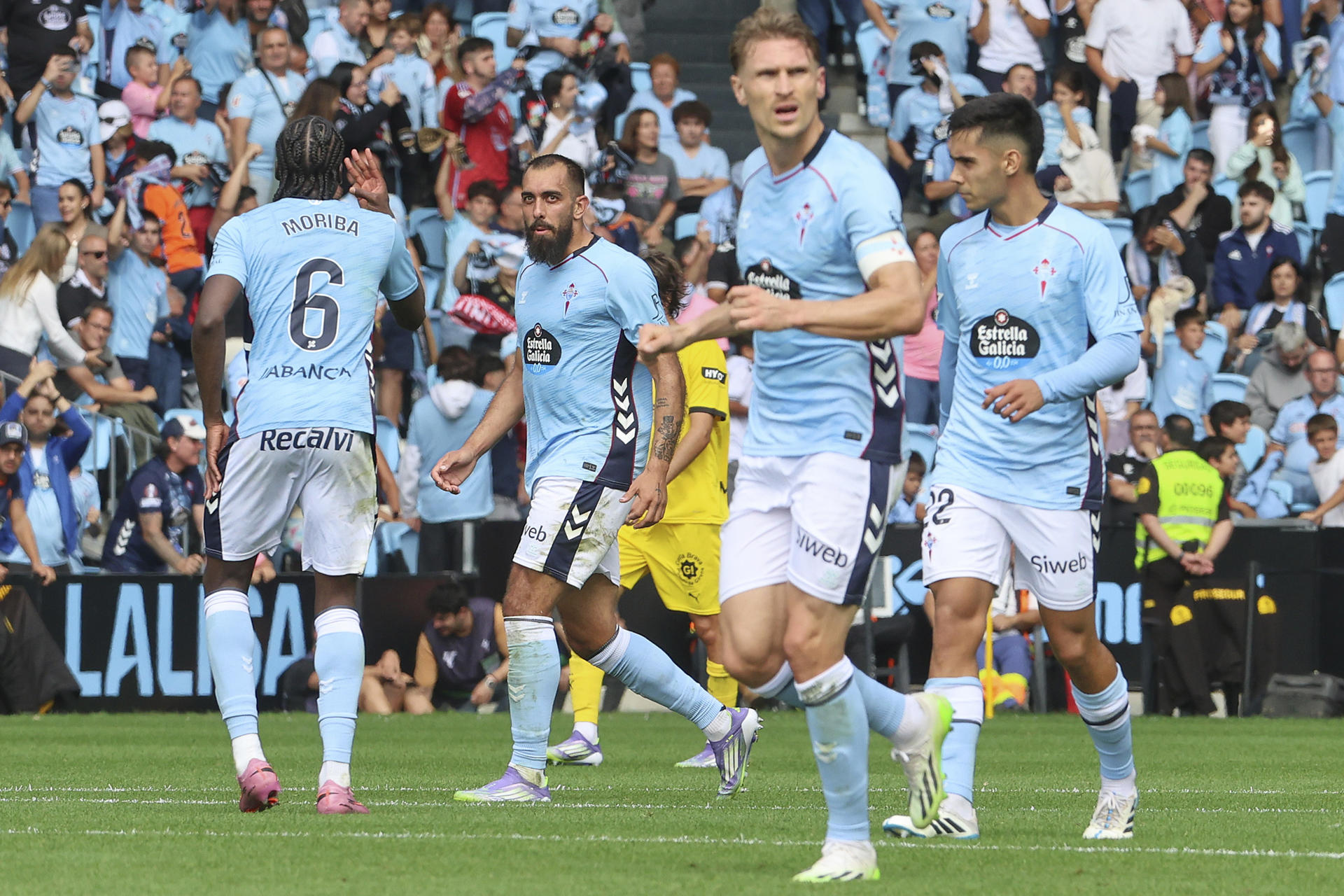 Borja Iglesias, del Celta de Vigo, celebra marcar de penalti contra el Girona, durante el partido de la cuarta jornada de LaLiga disputado este domingo en el estadio de Balaidos de Vigo. EFE/Salvador Sas