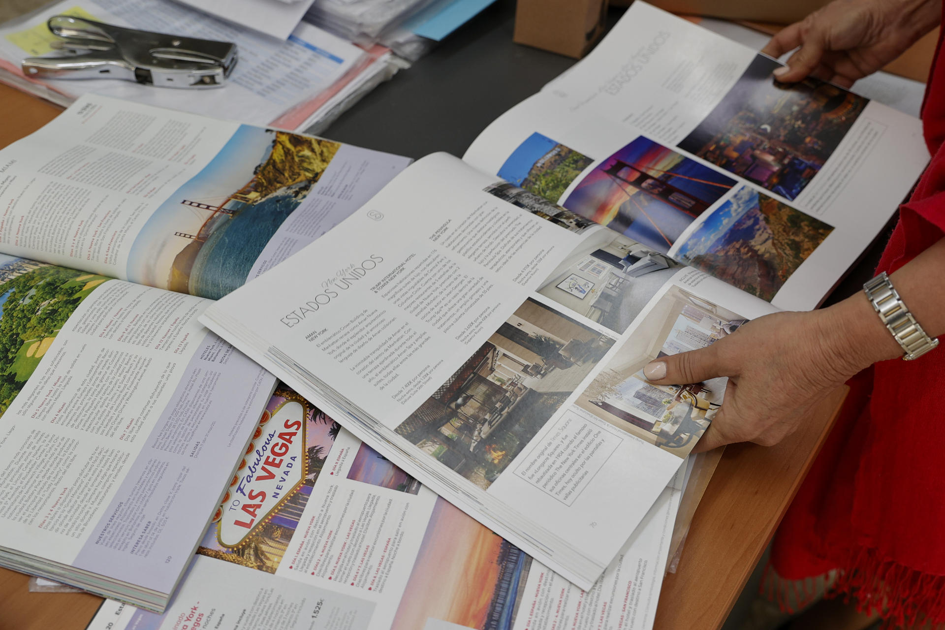 Imagen de unos folletos de viaje a Estados Unidos. EFE/Manuel Bruque