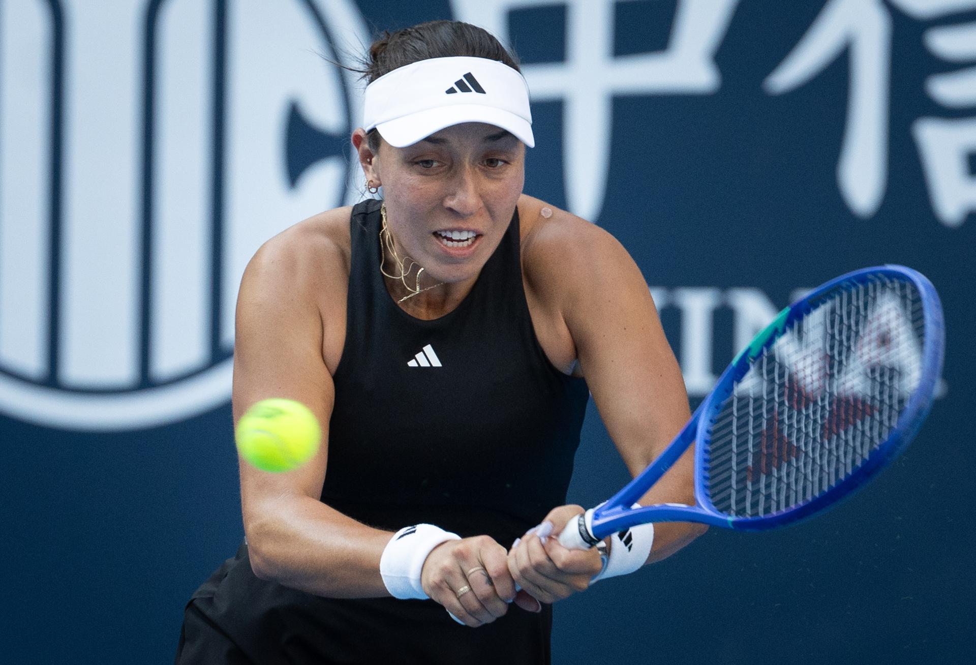 La estadounidense Jessica Pegula, en un momento de su partido contra la británica Emma Raducanu, en el Abierto de China. EFE/EPA/JESSICA LEE
