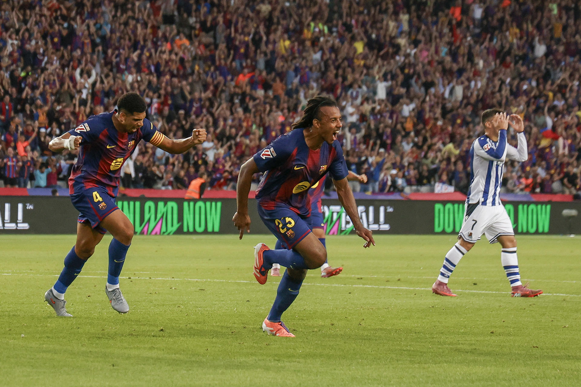 El defensa del FC Barcelona Jules Koundé celebra el gol marcado ante la Real Sociedad durante el encuentro correspondiente a la séptima jornada de Liga EA Sports. EFE/Quique García