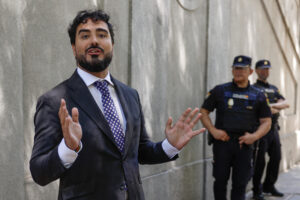 El eurodiputado Luis Pérez Fernández 'Alvise' atiende a la prensa tras comparecer ante el juez en el Tribunal Supremo en juio. EFE/ Mariscal