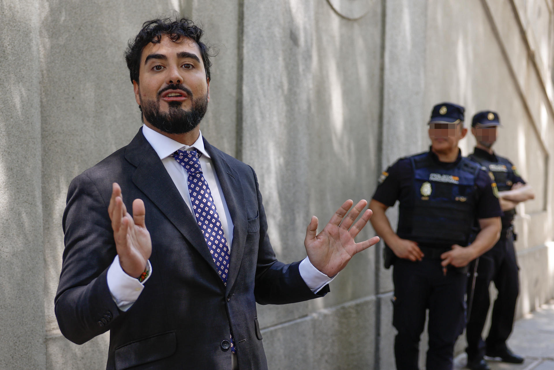 El eurodiputado Luis Pérez Fernández 'Alvise' atiende a la prensa tras comparecer ante el juez en el Tribunal Supremo en juio. EFE/ Mariscal