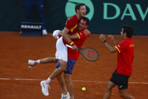 El equipo español celebra la victoria ante Dinamarca, tras el partido de la Copa Davis disputado este domingo en el club de tenis Puente Romano en Marbella.- EFE/ Jorge Zapata