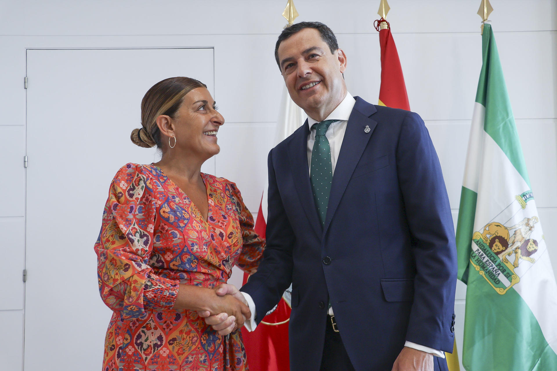 La presidenta de Cantabria, María José Sáenz de Buruaga (i), recibe en la sala del Consejo de Gobierno al de Andalucía, Juanma Moreno (d), para, entre otros asuntos, firmar un acuerdo entre ambas comunidades. EFE/Celia Agüero Pereda
