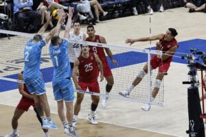 El estadounidense Micah Christenson (d), durante el partido de octavos de final entre su selección y la de Eslovenia, disputado este lunes, correspondiente al Mundial de voleibol que se disputa en Filipinas. EFE/ROLEX DELA PENA