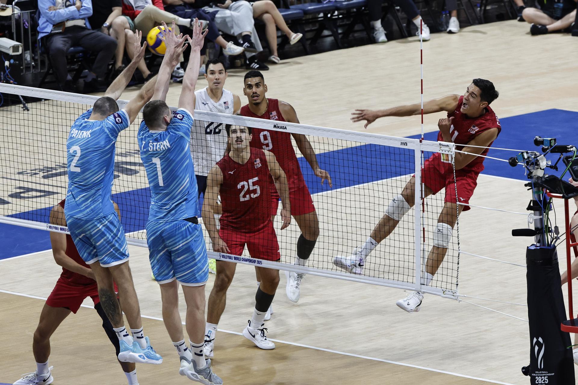 El estadounidense Micah Christenson (d), durante el partido de octavos de final entre su selección y la de Eslovenia, disputado este lunes, correspondiente al Mundial de voleibol que se disputa en Filipinas. EFE/ROLEX DELA PENA