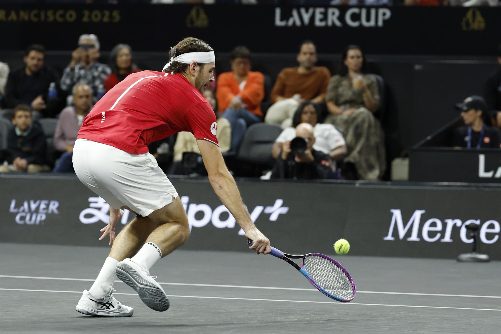 El estadounidense Taylor Fritz, del equipo Mundo, en acción contra el alemán Alexander Zverev, del equipo Europa, durante el partido 12 de individuales de la Copa Laver de tenis en San Francisco, California (EE.UU.). EFE/JOHN G. MABANGLO