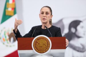 La presidenta de México, Claudia Sheinbaum, habla durante una rueda de prensa este viernes, en el Palacio Nacional de Ciudad de México (México). EFE/Mario Guzmán