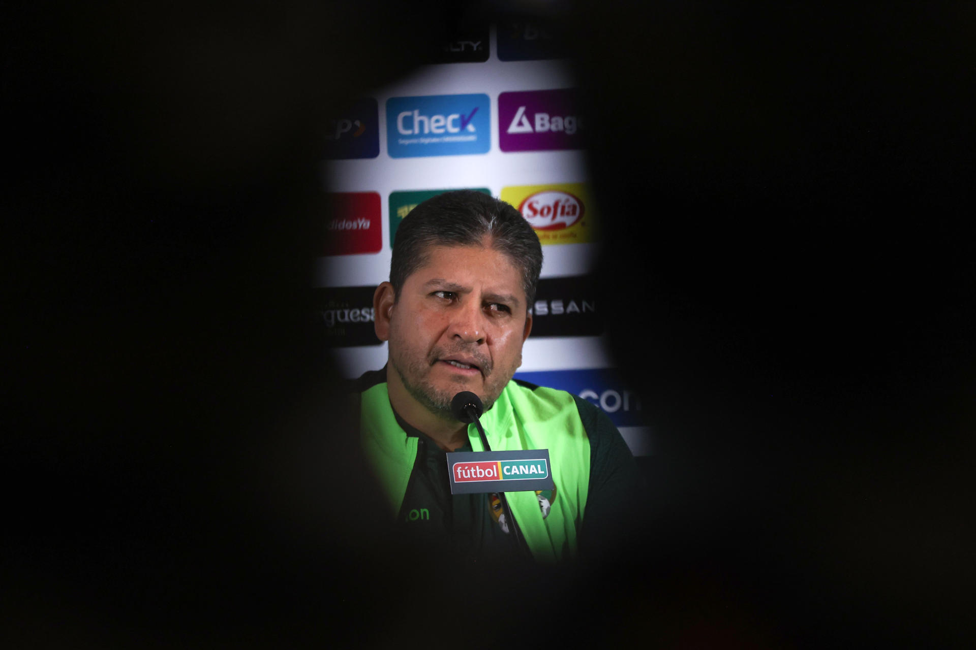 El seleccionador de Bolivia, Óscar Villegas, habla en rueda de prensa en La Paz antes de enfrentar a Brasil por la ultima fecha de las eliminatorias en El Alto. EFE/Luis Gandarillas