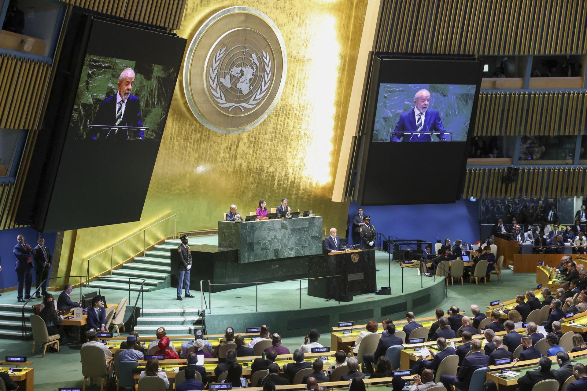 El presidente de Brasil, Luiz Inácio Lula da Silva, al intervenir este martes, 23 de septiembre, durante la 80ª sesión de la Asamblea General de las Naciones Unidas, en la sede de la ONU, en Nueva York (NY, EE.UU.). EFE/Sarah Yenesel
