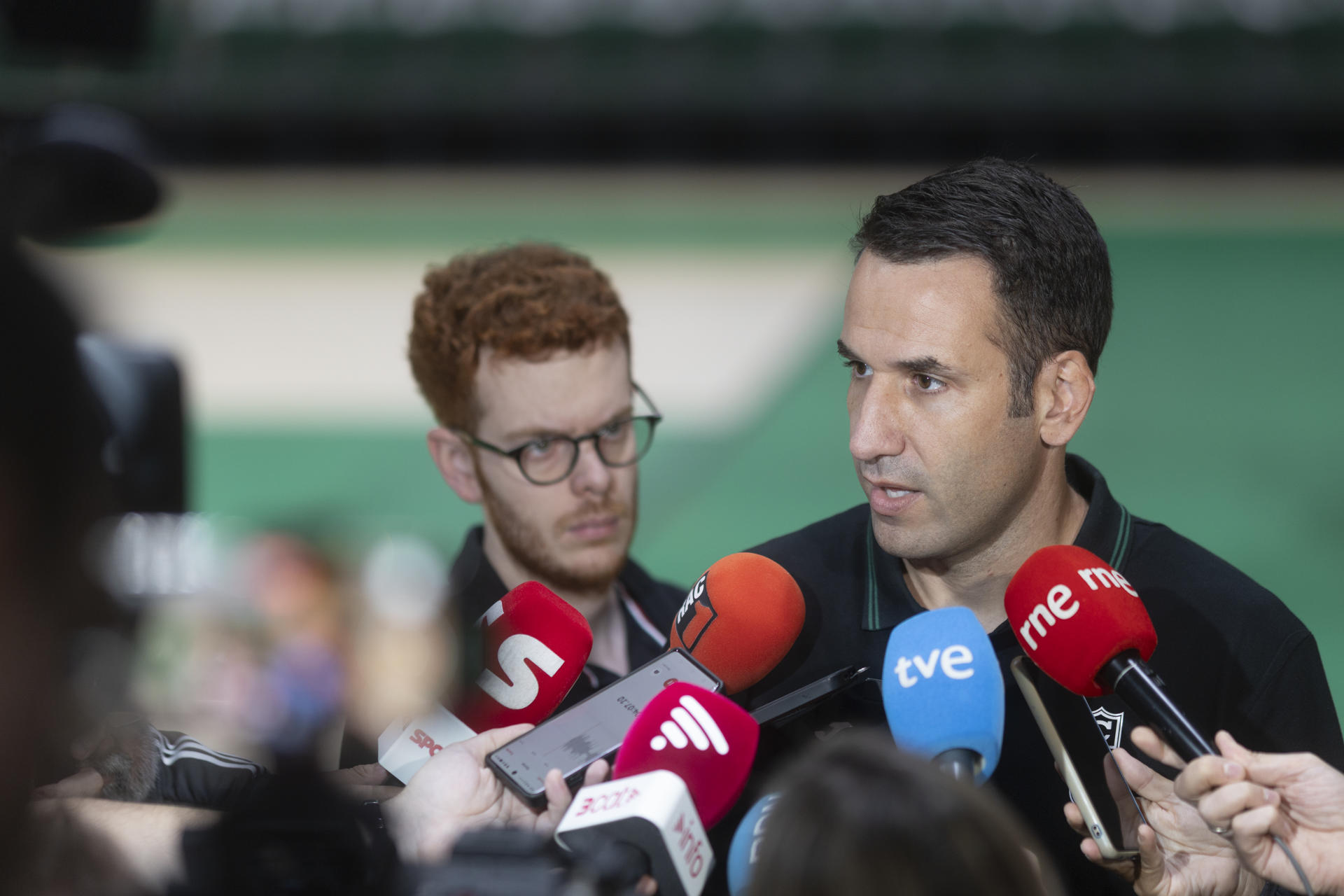 El entrenador del Joventut Badalona, Dani Miret, durante el tradicional encuentro con los medios de comunicación antes del inicio de la temporada desde donde ha valorado este jueves que el base Ricky Rubio es "un líder natural" que "no quiere tener el foco" y que "pone al equipo por delante" de cualquier aspecto individual. EFE/ Marta Pérez
