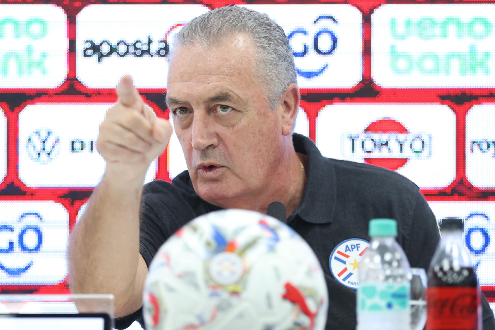 El seleccionador de Paraguay, Gustavo Alfaro, habla durante una conferencia de prensa en el Centro de Alto Rendimiento en Ypané (Paraguay). EFE/Juan Pablo Pino