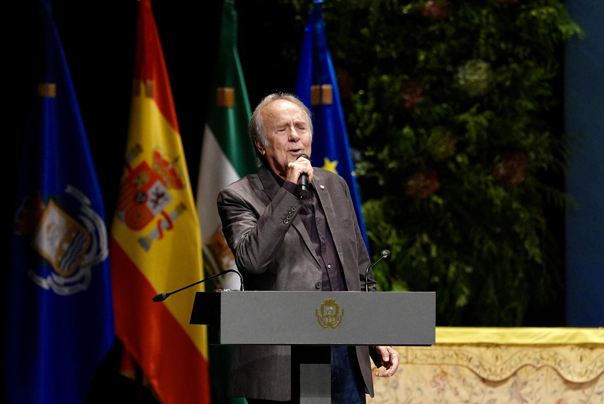 El cantante Joan Manuel Serrat tras recibir el XIV Premio Cortes de la Real Isla de León, con el que se reconoce la trayectoria de un artista que "ha hecho de la música un instrumento de lucha por la libertad, la democracia y los valores constitucionales", este miércoles en el marco del acto oficial conmemorativo del 214 aniversario de las Cortes Generales y Extraordinarias de 1810 en la Villa de la Real Isla de León. EFE/Román Ríos.
