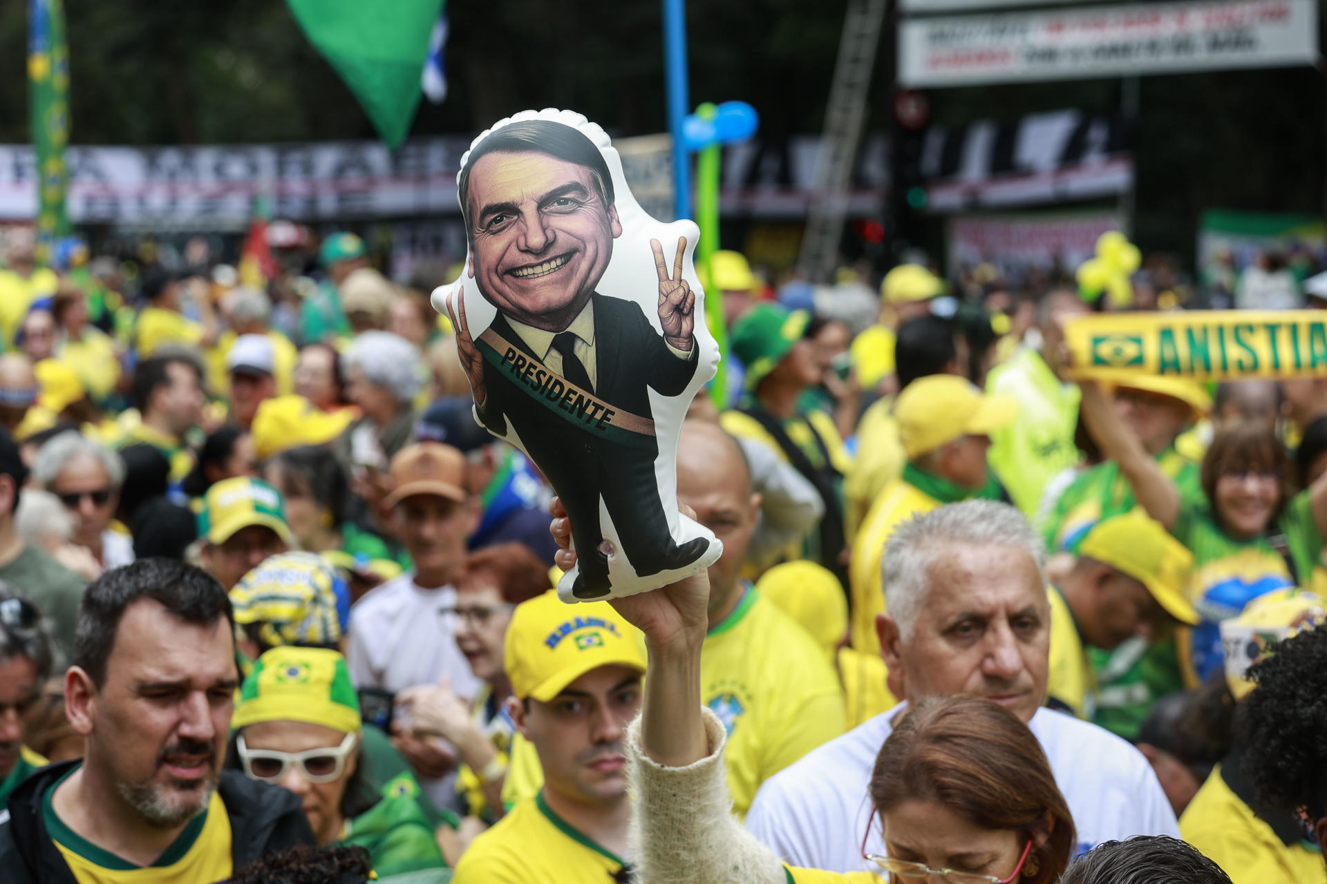 Un simpatizante sostiene una figura del expresidente de Brasil, Jair Bolsonaro, durante una manifestación este domingo, en la ciudad de São Paulo (Brasil). EFE/ Sebastiao Moreira