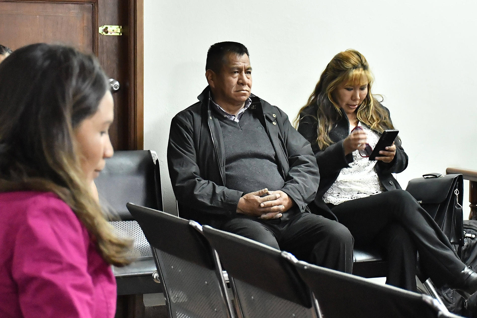 El representantes de la comunidad de sobrevivientes de Bolivia, Wilder Flores, asiste a una audiencia este martes, en Cochabamba (Bolivia). EFE/ Jorge Abrego