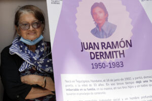 Fotografía del 22 de septiembre de 2025 que muestra a la viuda del miembro de la columna guerrillera Juan Ramón Dermith, Edna Salazar, posando junto a un cartel en Tegucigalpa (Honduras). EFE/STR