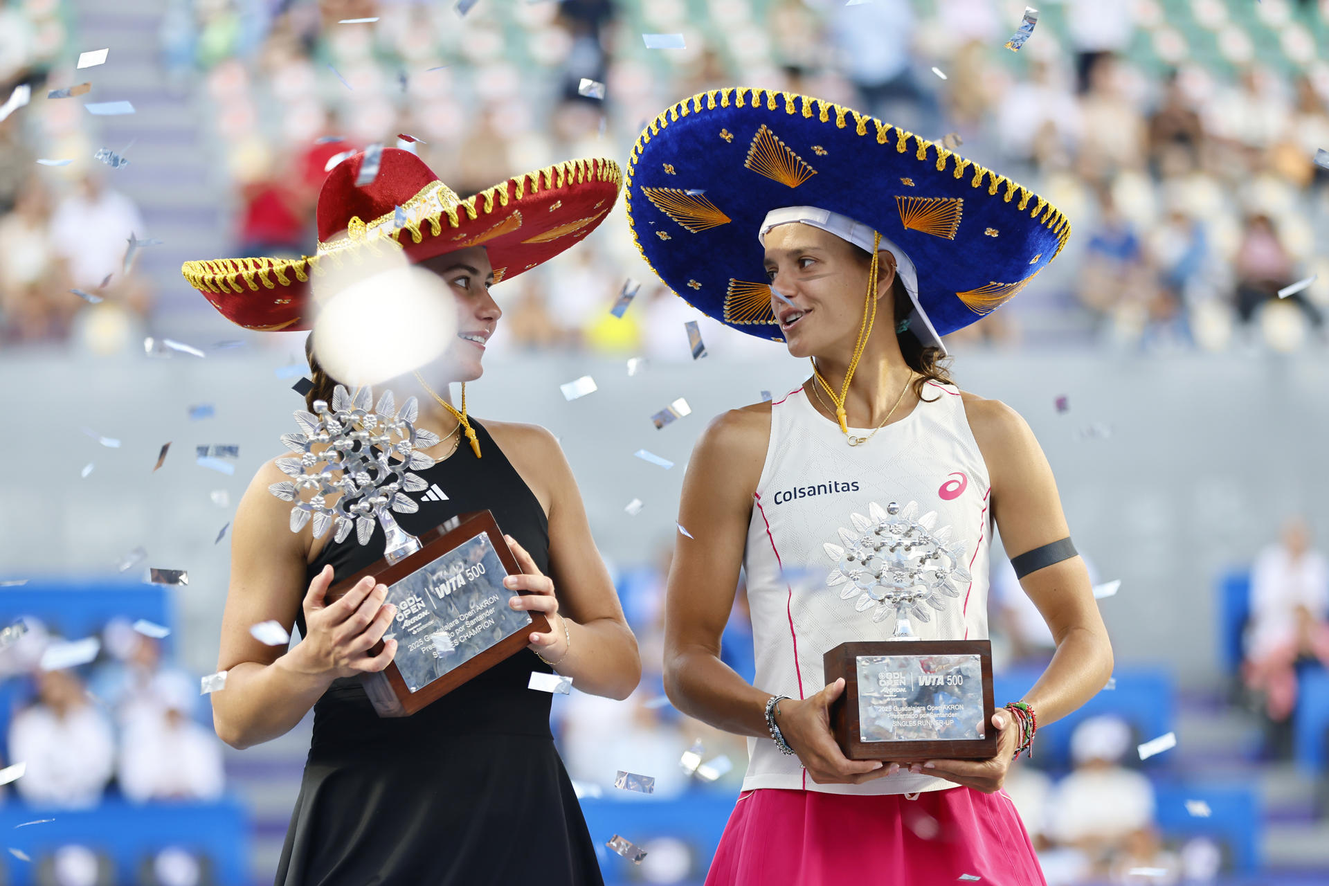La tenista estadounidense Iva Jovic (i) posa junto a la Colombiana Emiliana Arango al ganar la final del torneo Guadalajara Open WTA 500. EFE/ Francisco Guasco