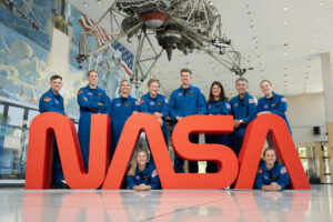 Fotografía cedida por la NASA donde aparecen los diez aspirantes estadounidenses a astronautas de la promoción 2025. De izquierda a derecha el suboficial mayor de tercera clase del Ejército, Ben Bailey; el mayor de la Fuerza Aérea, Cameron Jones; Katherine Spies; Anna Menon; la capitana de corbeta de la Marina, Erin Overcash; el mayor de la Fuerza Aérea, Adam Fuhrmann; la Dra. Lauren Edgar; Yuri Kubo; Rebecca Lawler, y la Dra. Imelda Muller, posando junto al logo de la NASA este lunes, en el Centro Espacial Johnson, en Houston, Texas (EE.UU.). EFE/ NASA
