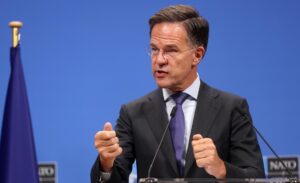 El secretario general de la Organización del Tratado del Atlántico Norte (OTAN), Mark Rutte, asiste a una conferencia de prensa conjunta con el presidente de Estonia tras su reunión en la sede de la OTAN en Bruselas, el 3 de septiembre de 2025. EFE/EPA/OLIVIER HOSLET
