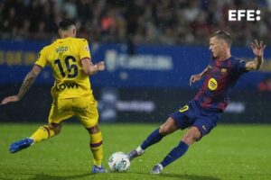 El delantero del Barcelona Dani Olmo (derecha) lucha por el balón contra Diego Rico, del Getafe, durante el partido de fútbol de LaLiga disputado en el estadio Johan Cruyff de Barcelona, España, el 21 de septiembre de 2025. EFE/Alejandro García