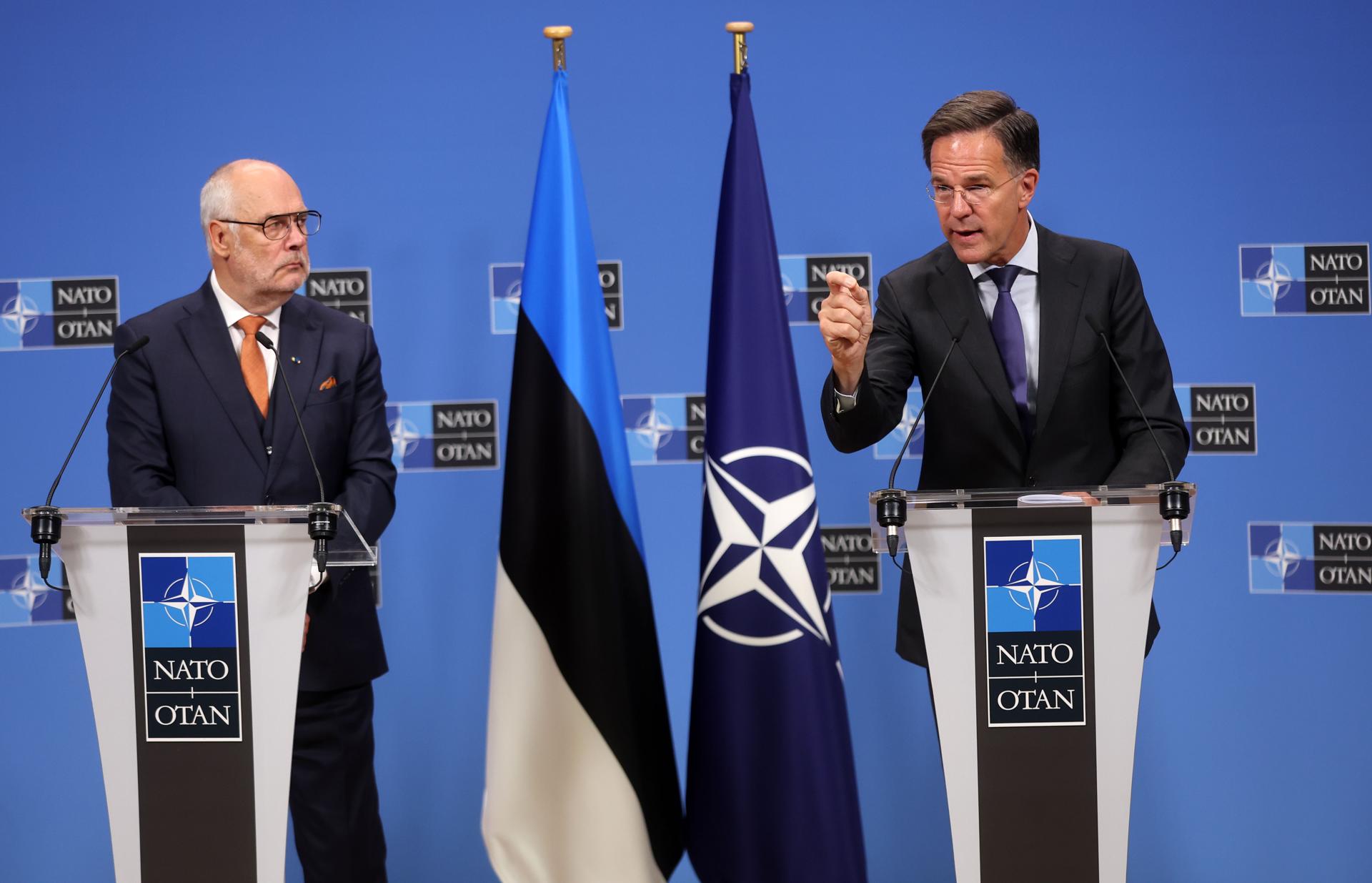 El secretario general de la Organización del Tratado del Atlántico Norte (OTAN), Mark Rutte (D) y el presidente de Estonia, Alar Karis, ofrecen una conferencia de prensa tras su reunión en la sede de la OTAN en Bruselas, el 3 de septiembre de 2025. (Bélgica, Bruselas) EFE/EPA/OLIVIER HOSLET
