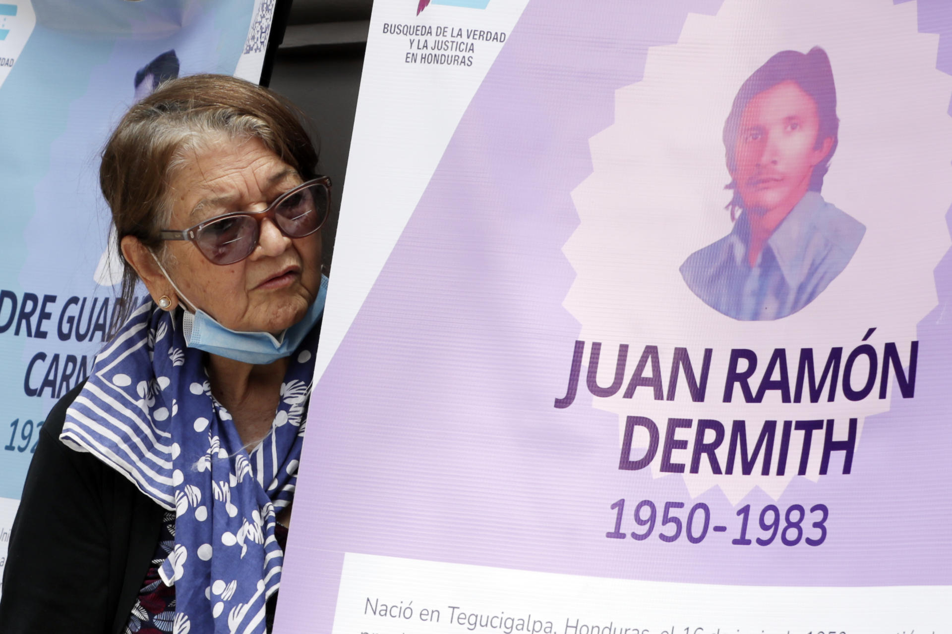Fotografía del 22 de septiembre de 2025 que muestra a la viuda del integrante de la columna guerrillera Juan Ramón Dermith, Edna Salazar, posando junto a un cartel en Tegucigalpa (Honduras). EFE/STR
