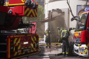 Nueve bomberos han resultado heridos, dos de ellos graves, mientras sofocaban un incendio declarado en una cocina de un restaurante en el distrito madrileño de Chamberí. Según han informado a EFE fuentes de Emergencias Madrid, el fuego se ha iniciado sobre las 13 horas en la cocina de un restaurante situado en el número 1 de la calle de Amador de los Ríos y ha provocado una gran cantidad de humo y calorías en el interior del local. EFE/Borja Sanchez-Trillo