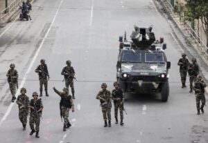Soldados del Ejército nepalí patrullan una zona en Kathmandu, Nepal, el 11 de septiembre de 2025.
EFE/EPA/NARENDRA SHRESTHA
//////////
Kathmandu (Nepal), 11/09/2025.- Nepalese Army members patrol an area in Kathmandu, Nepal, 11 September 2025, following violent demonstrations that destroyed major government buildings, including the Parliament and the government secretariat, Singha Durbar. The protest, which began on 8 September, was led by a group of youths identifying as Generation Z, protesting against corruption and a government-imposed social media ban, which resulted in the deaths of at least 19 people. (Protestas) EFE/EPA/NARENDRA SHRESTHA