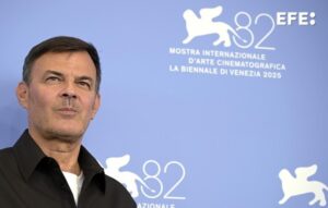 Venice (Italy), 02/09/2025.- French director Francois Ozon poses during a photocall for 'L'etranger' (The Stranger) at the 82nd annual Venice International Film Festival, in Venice, Italy, 02 September 2025. The 82nd Venice Film Festival runs from 28 August to 06 September 2025. (Cine, Cine, Italia, Venecia) EFE/EPA/RICCARDO ANTIMIANI