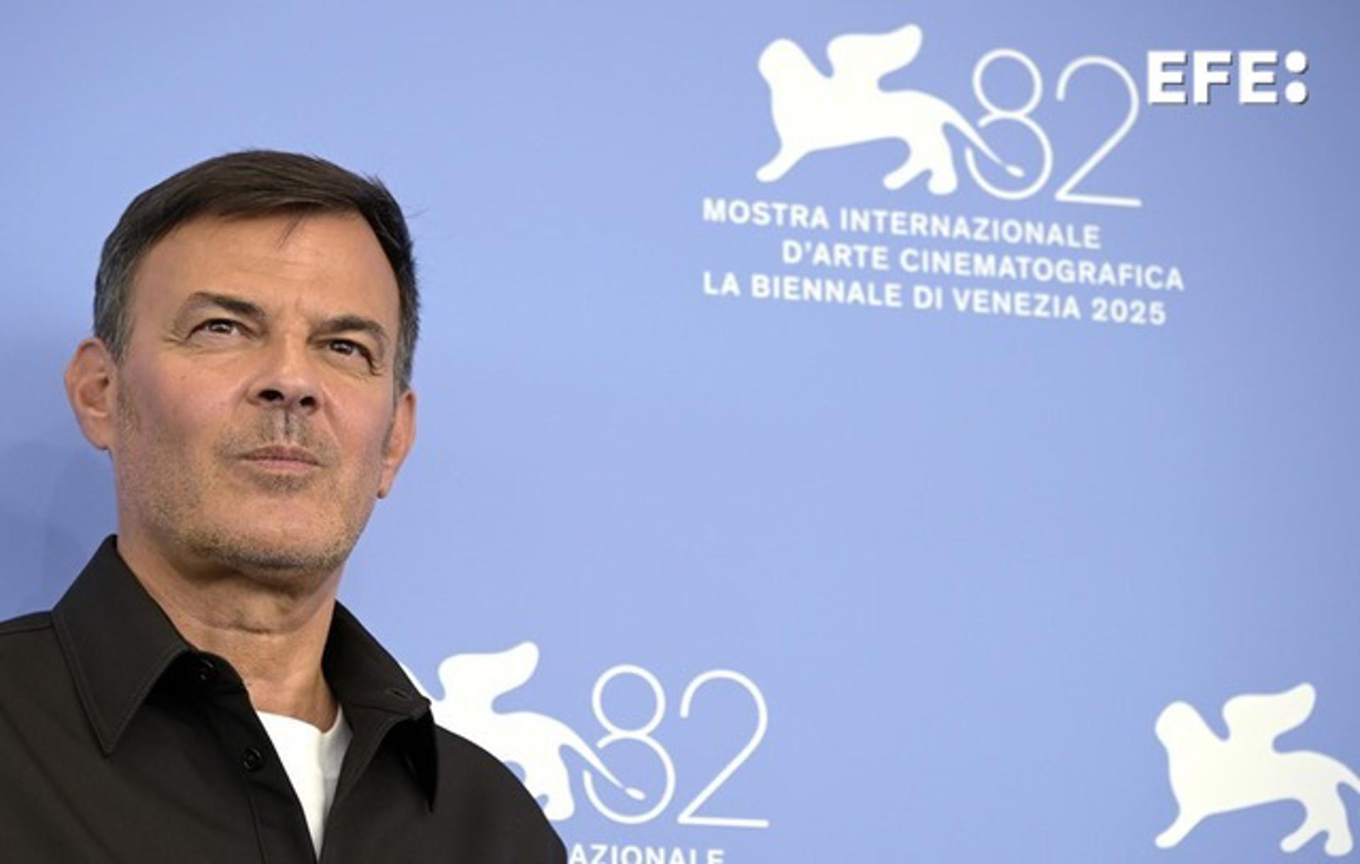 Venice (Italy), 02/09/2025.- French director Francois Ozon poses during a photocall for 'L'etranger' (The Stranger) at the 82nd annual Venice International Film Festival, in Venice, Italy, 02 September 2025. The 82nd Venice Film Festival runs from 28 August to 06 September 2025. (Cine, Cine, Italia, Venecia) EFE/EPA/RICCARDO ANTIMIANI