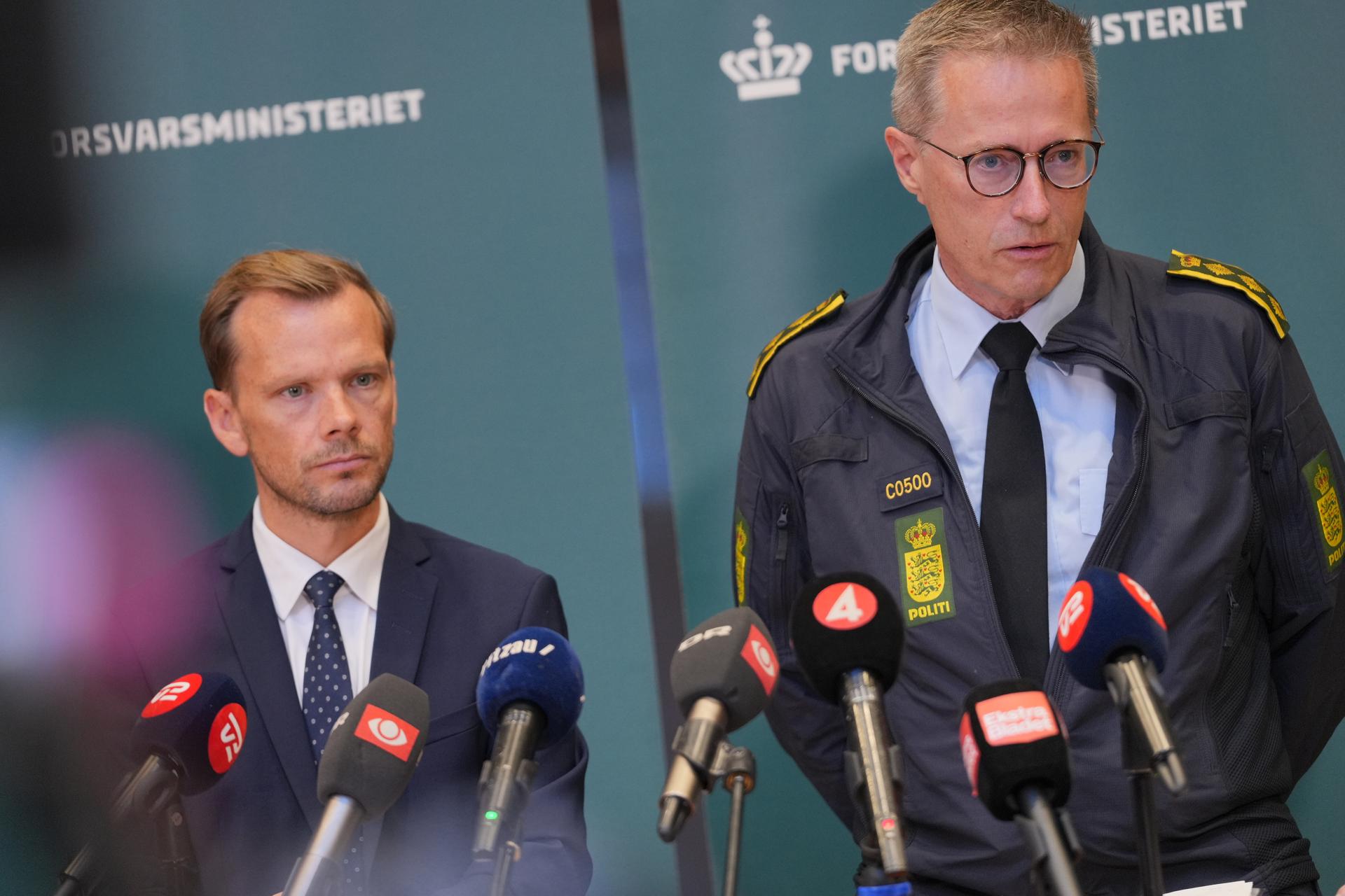 El ministro de Justicia danés, Peter Hummelgaard,(I) y el comisario nacional de Policía, Thorkild Fogde, (D) asisten a una conferencia de prensa en el Ministerio de Defensa en Copenhague, Dinamarca, 25 de septiembre de 2025. 
EFE/EPA/Emil Helms DENMARK OUT
