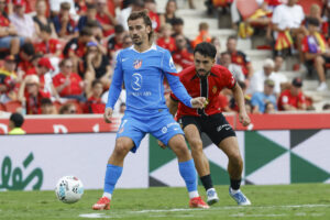El delantero francés del Atlético de Madrid Antoine Griezmann (i) en el estadio de Son Moix de Palma de Mallorca en foto del pasado domingo de CATI CLADERA. EFE