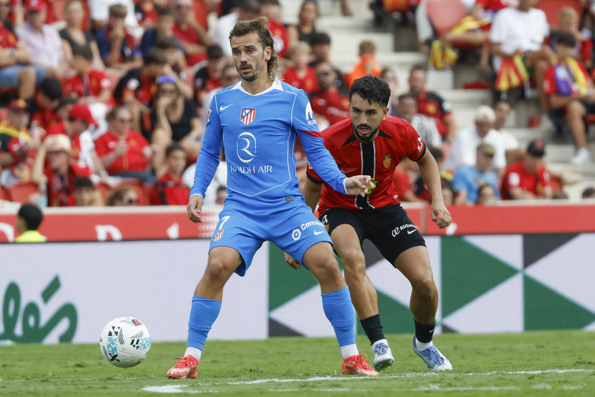 El delantero francés del Atlético de Madrid Antoine Griezmann (i) en el estadio de Son Moix de Palma de Mallorca en foto del pasado domingo de CATI CLADERA. EFE