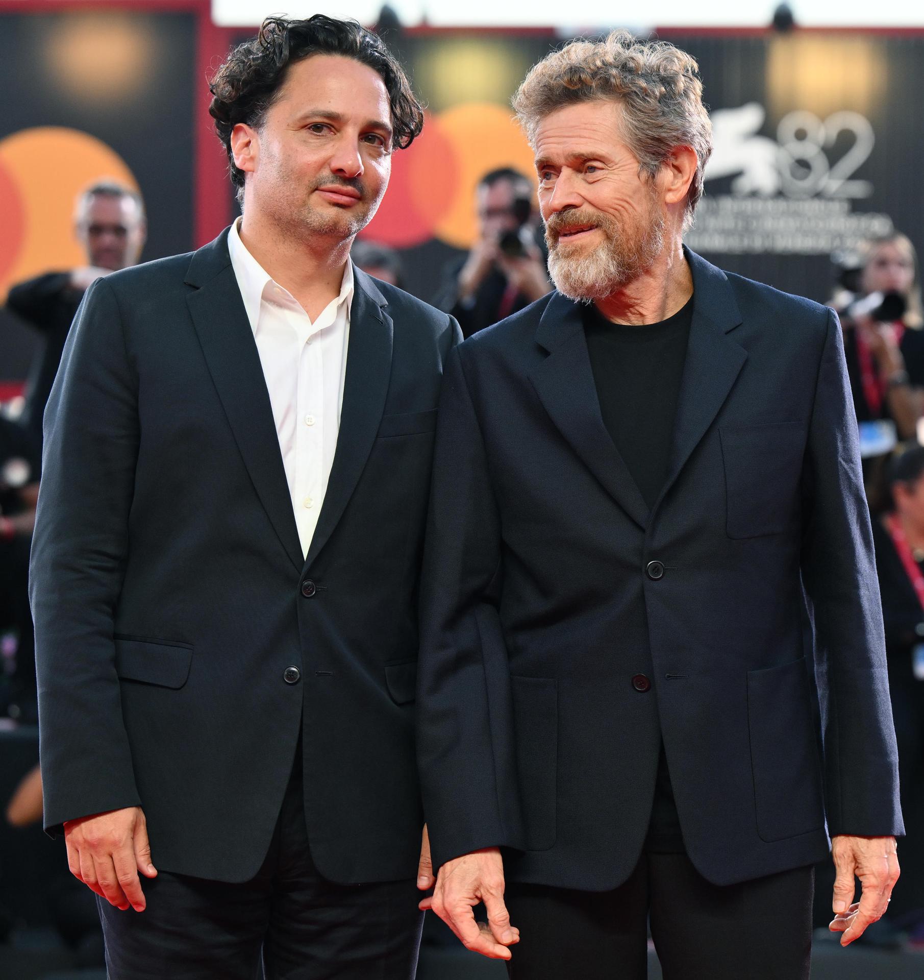 El actor estadounidense Willem Dafoe (D) y el director argentino Gaston Solnicki en el 82º Festival Internacional de Cine de Venecia, el 31 de agosto de 2025. EFE/EPA/ETTORE FERRARI