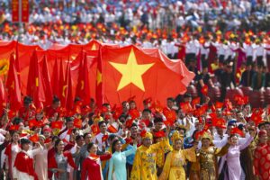 La gente participa en un desfile celebrando el 80º aniversario de la independencia en Hanói, Vietnam. EFE/Athit Perawongmetha